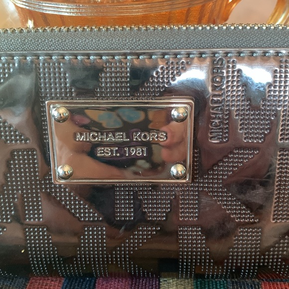 Michael Kors Wristlet NWOT - Picture 2 of 6